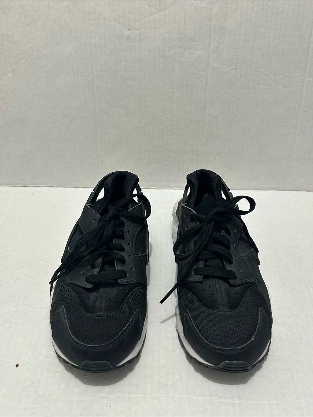 Nike Huarache Sneakers Shoes 6.5 Youth Boys Black White Athletic
